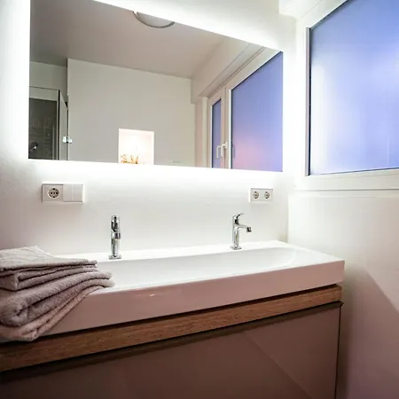 2 Bedroom Loft - Whirlpool - Terrasse - Zentral - Wifi - Business - Kaffee - Netflix Appartement *